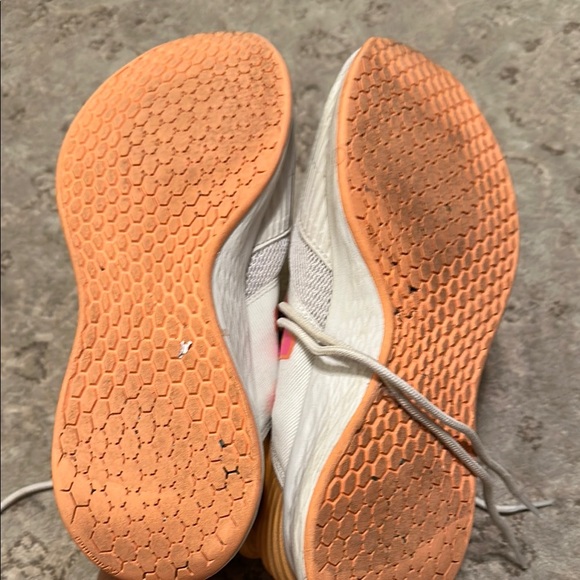 New Balance 9.5 White and Pink Athletic Shoes for Active Comfort - Picture 5 of 5